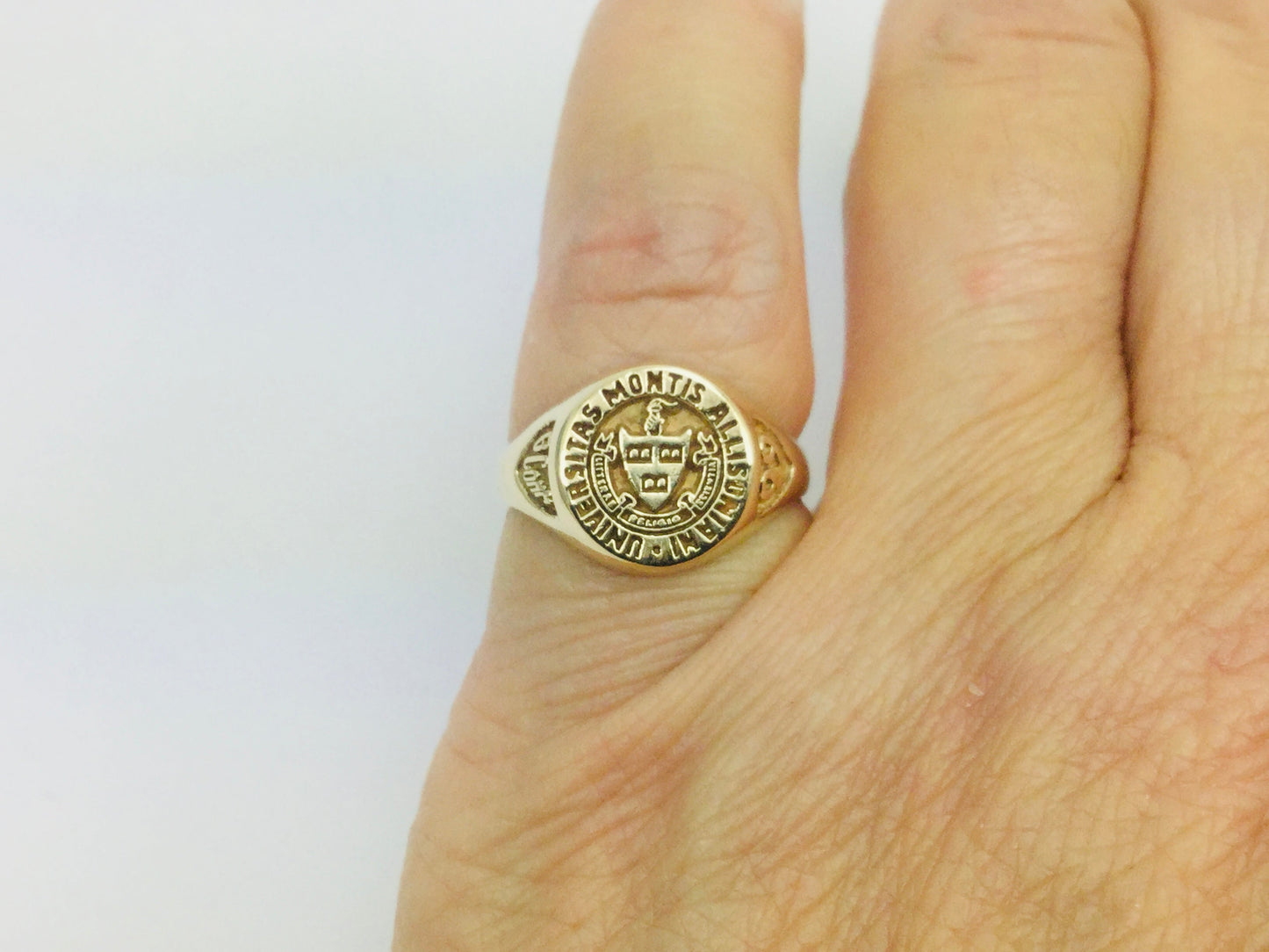 10k Yellow Gold 'Universitas Montis Allisoniani' School Crest Ring