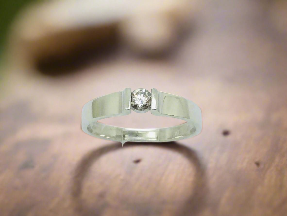 10k White Gold Round Cut 15pt Diamond Solitaire Ring