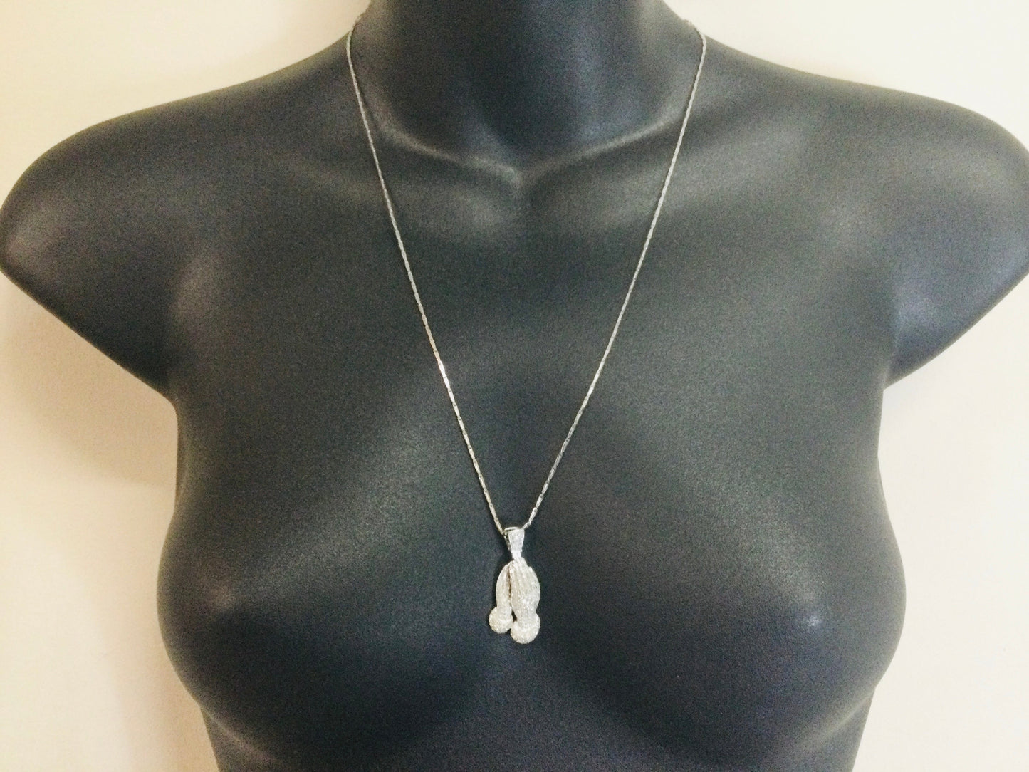 10k White Gold Round Cut 0.83ct Diamond Praying Hands Pendent