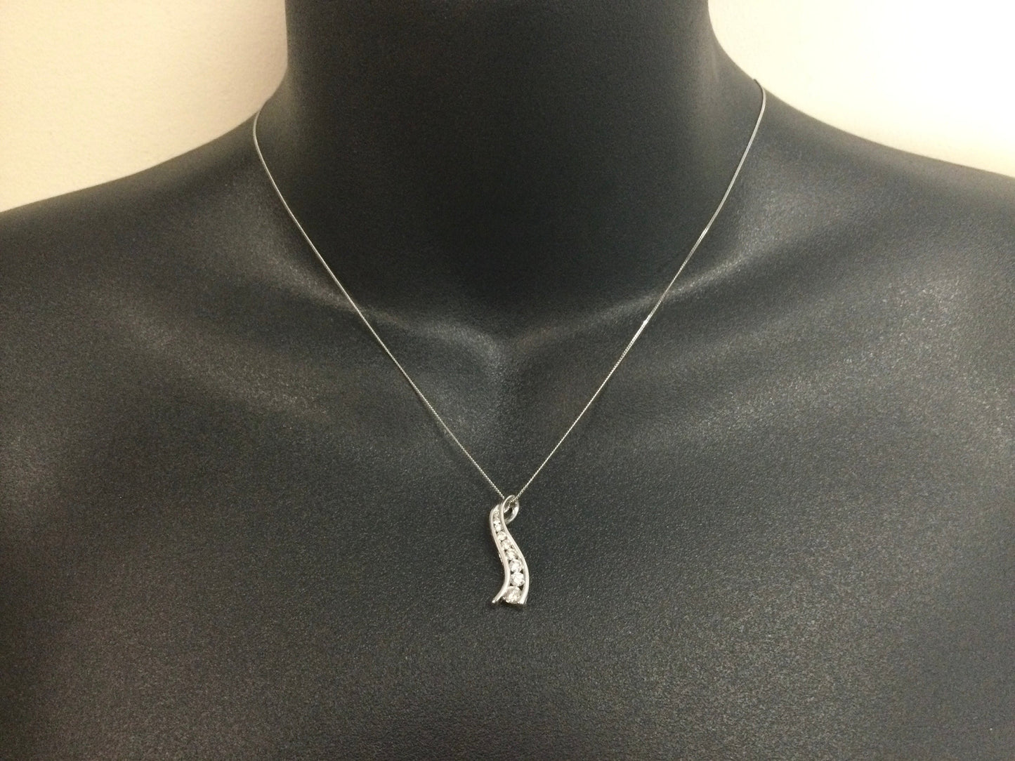 10k White Gold Round Cut 0.33ct Diamond Row Set Wave Necklace