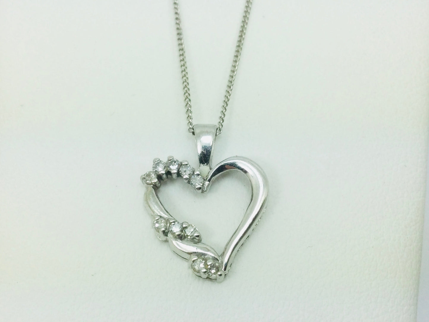 10k White Gold Round Cut 10pt Diamond Heart Pendent