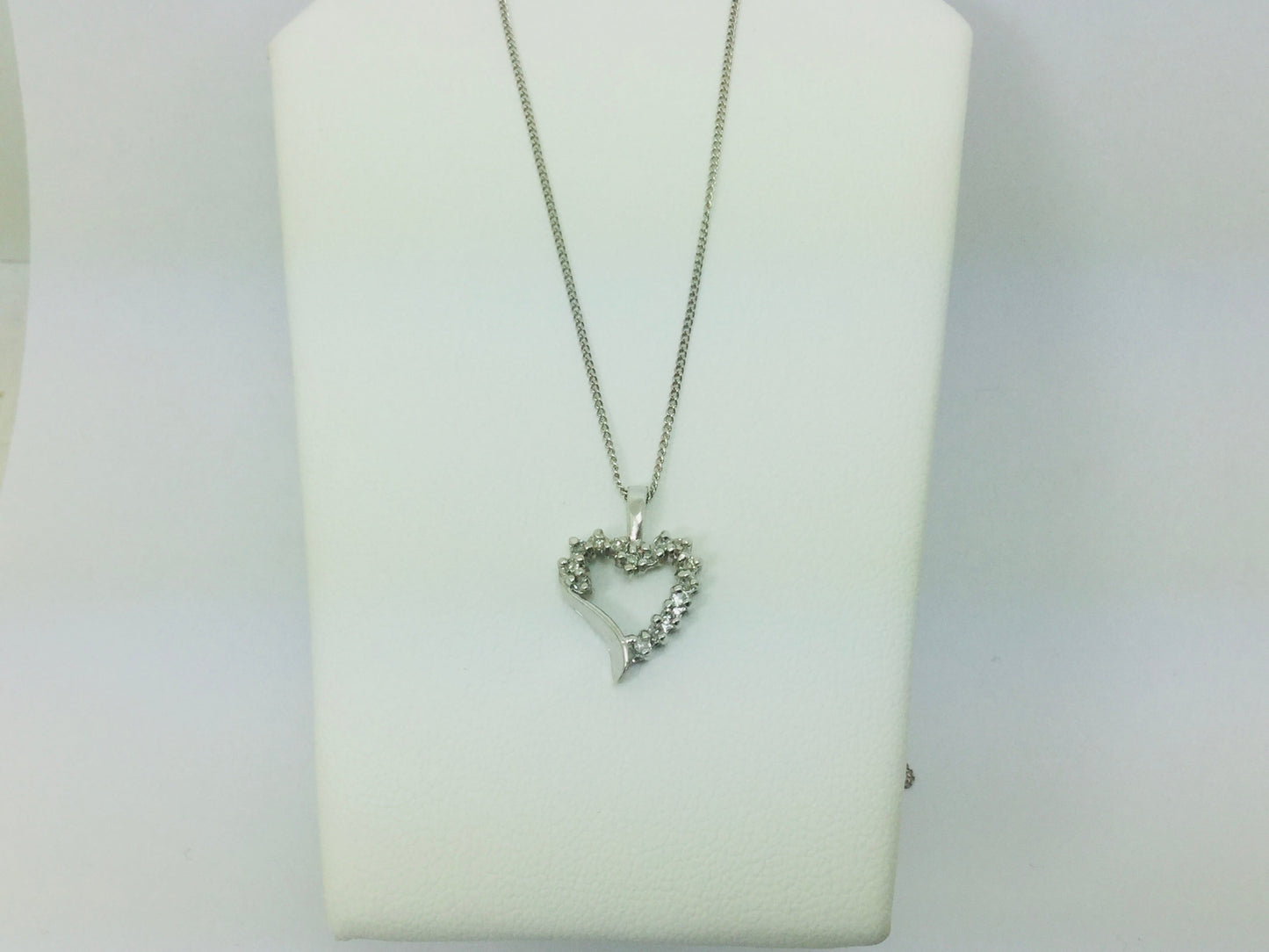 10k White Gold Round Cut 15pt Diamond Heart Pendent
