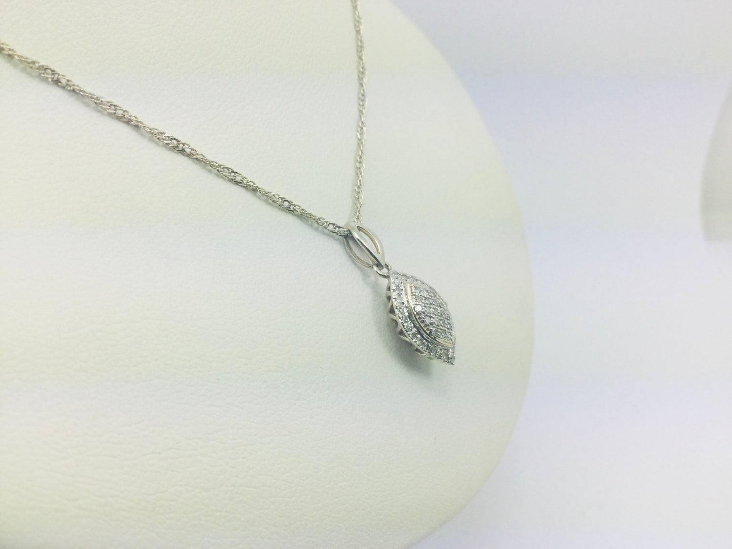 10k White Gold Round Cut 25pt Diamond Cluster Pendent
