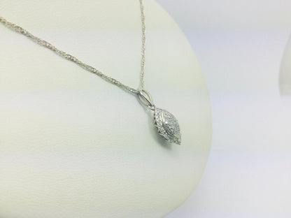 10k White Gold Round Cut 25pt Diamond Cluster Pendent