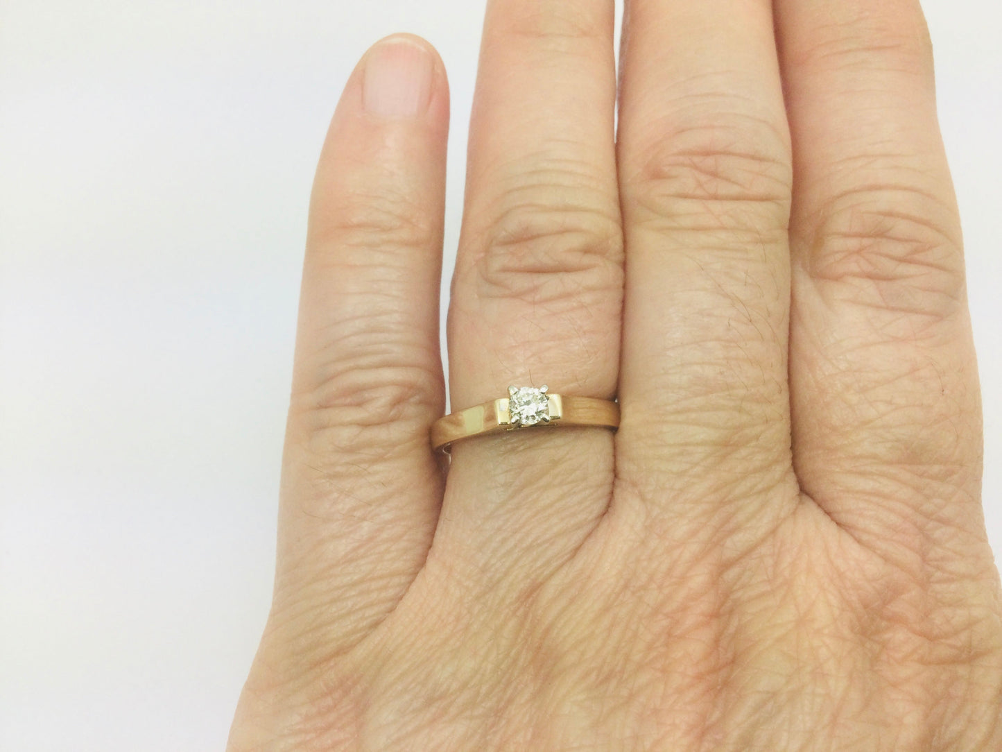 14k Yellow Gold Round Cut 15pt Diamond Solitaire Ring