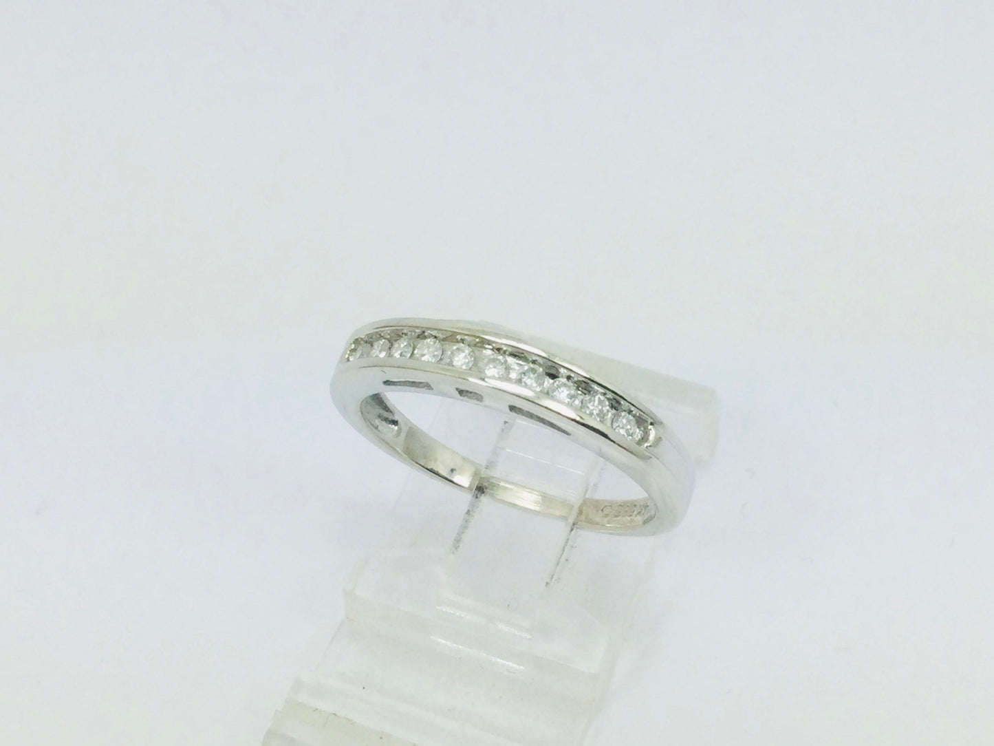 14k White Gold Round Cut 15pt Diamond Channel Set Ring