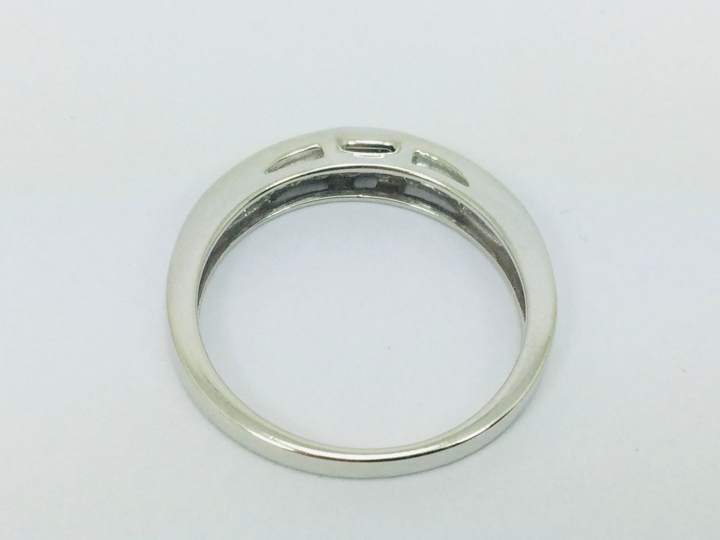 14k White Gold Round Cut 15pt Diamond Channel Set Ring