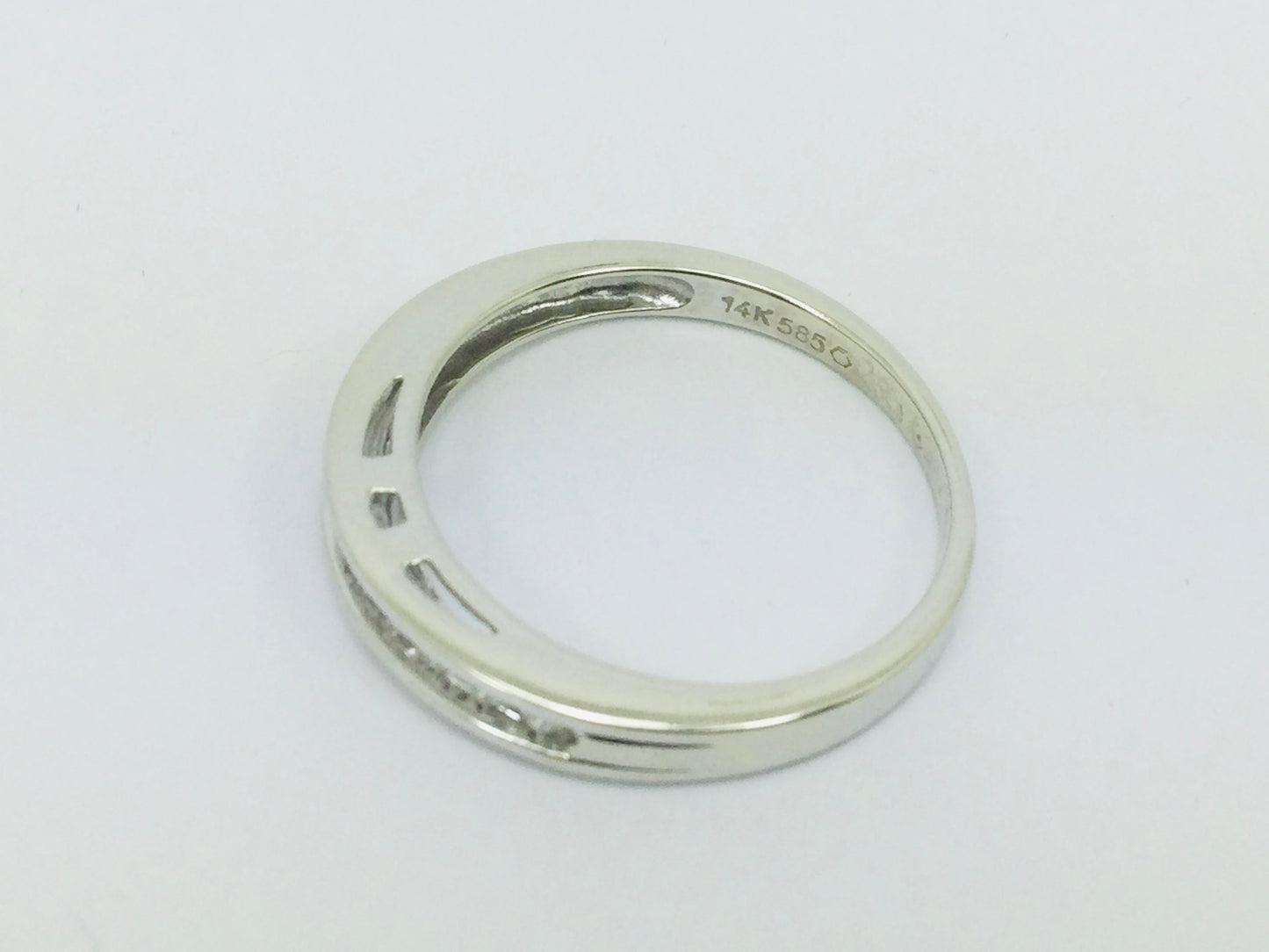 14k White Gold Round Cut 15pt Diamond Channel Set Ring
