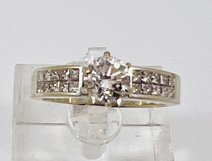 18k White Gold Round Cut 1.03ct Diamond with Princess Cut Accents