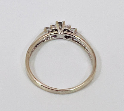 14k White Gold Round Cut 24pt Diamond Cluster Accent Ring