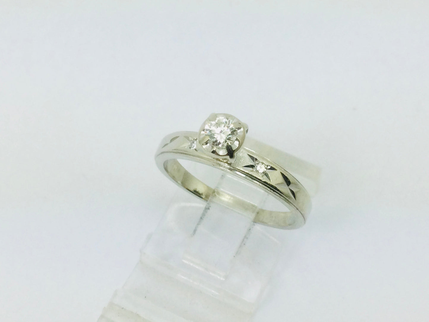 14k White Gold Round Cut 18pt Diamond Illusion Set with Diamond Accents Ring