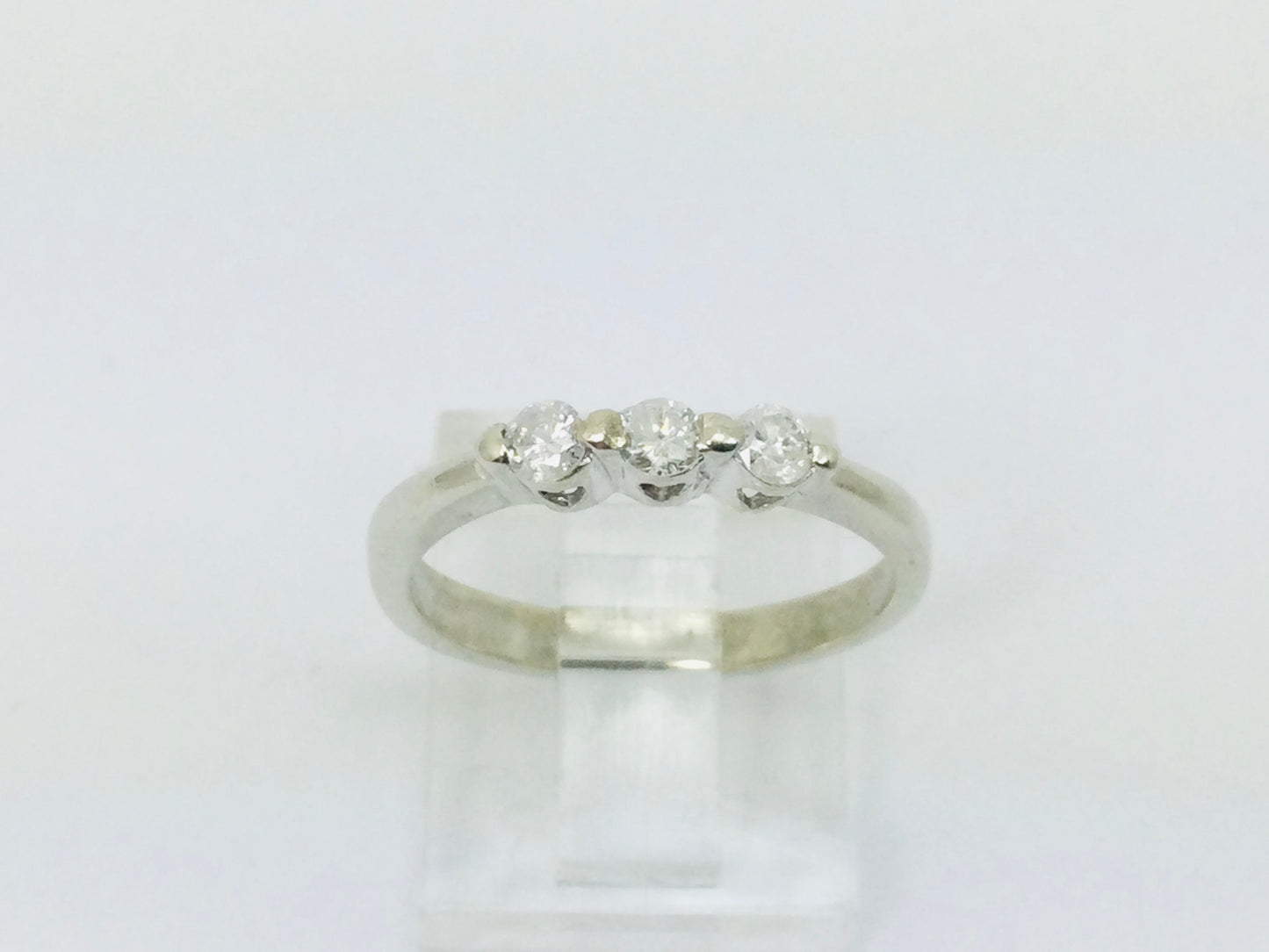 14k White Gold Round Cut 21pt Diamond Trinity Ring