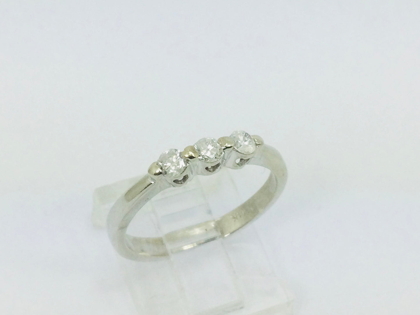 14k White Gold Round Cut 21pt Diamond Trinity Ring