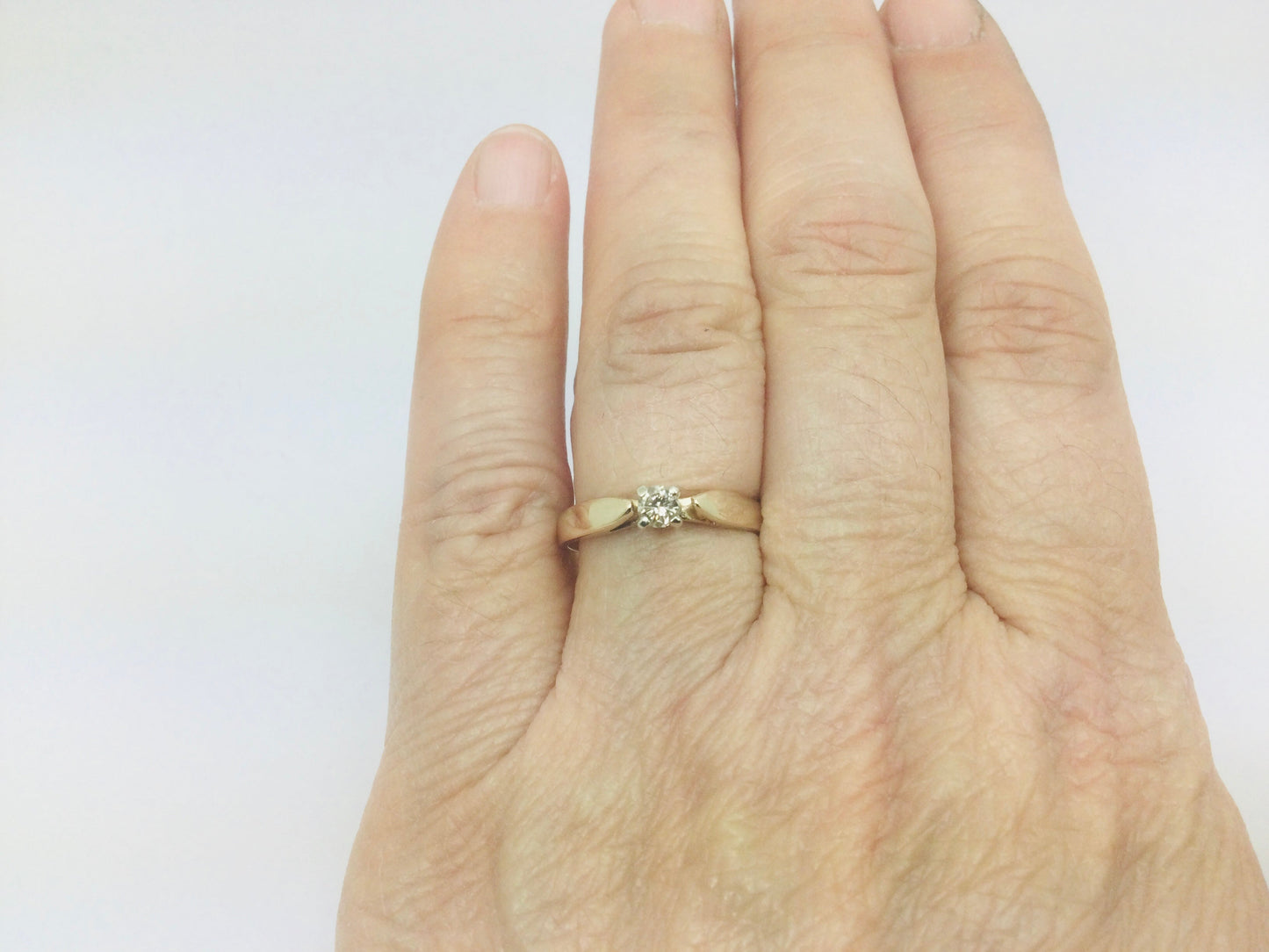 10k Yellow Gold Round Cut 0.14ct Diamond Solitaire Ring