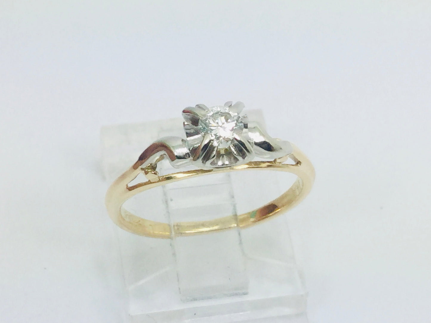 14k Yellow & White Gold Round Cut 0.15ct Diamond Solitaire Ring