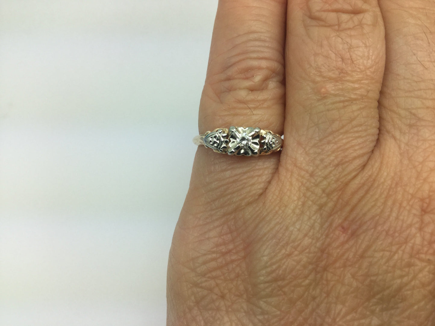 14k-18k Yellow & White Gold Round Cut 0.06ct Diamond Solitaire Ring
