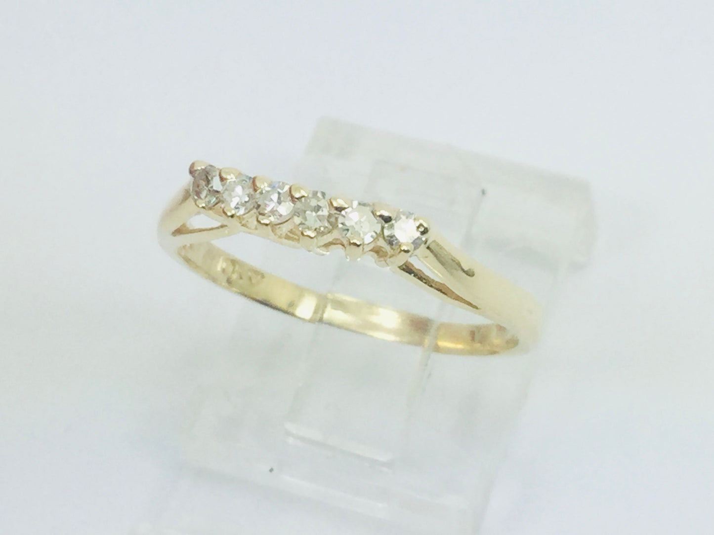 10k Yellow Gold Round Cut 0.20ct Row Set Diamond Ring