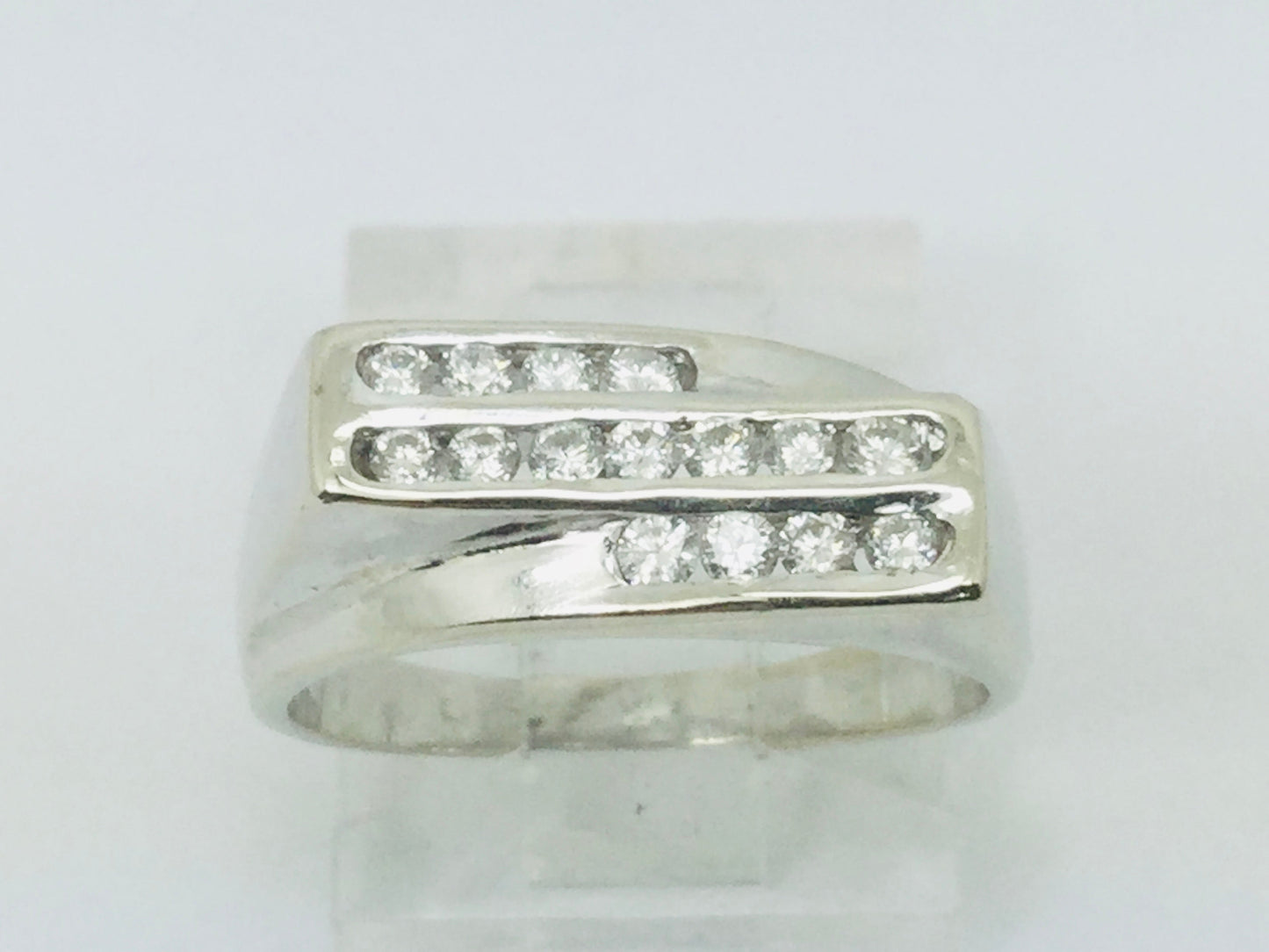 18k White Gold Round Cut 30pt Diamond Channel Set Ring