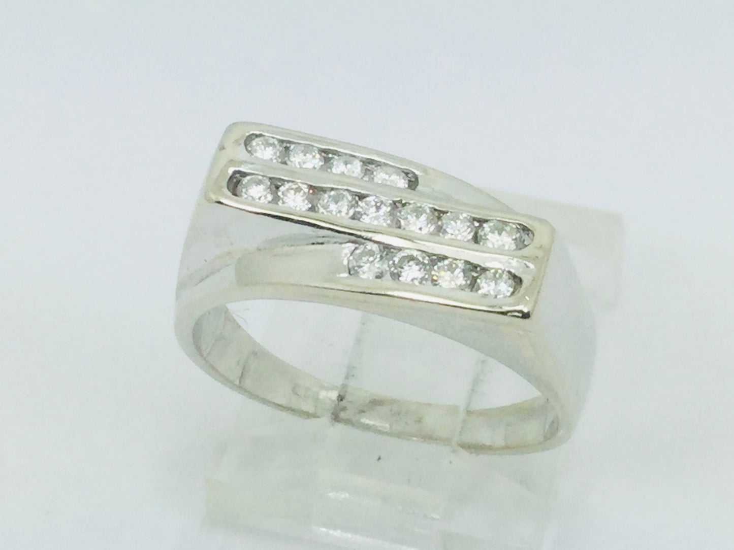 18k White Gold Round Cut 30pt Diamond Channel Set Ring