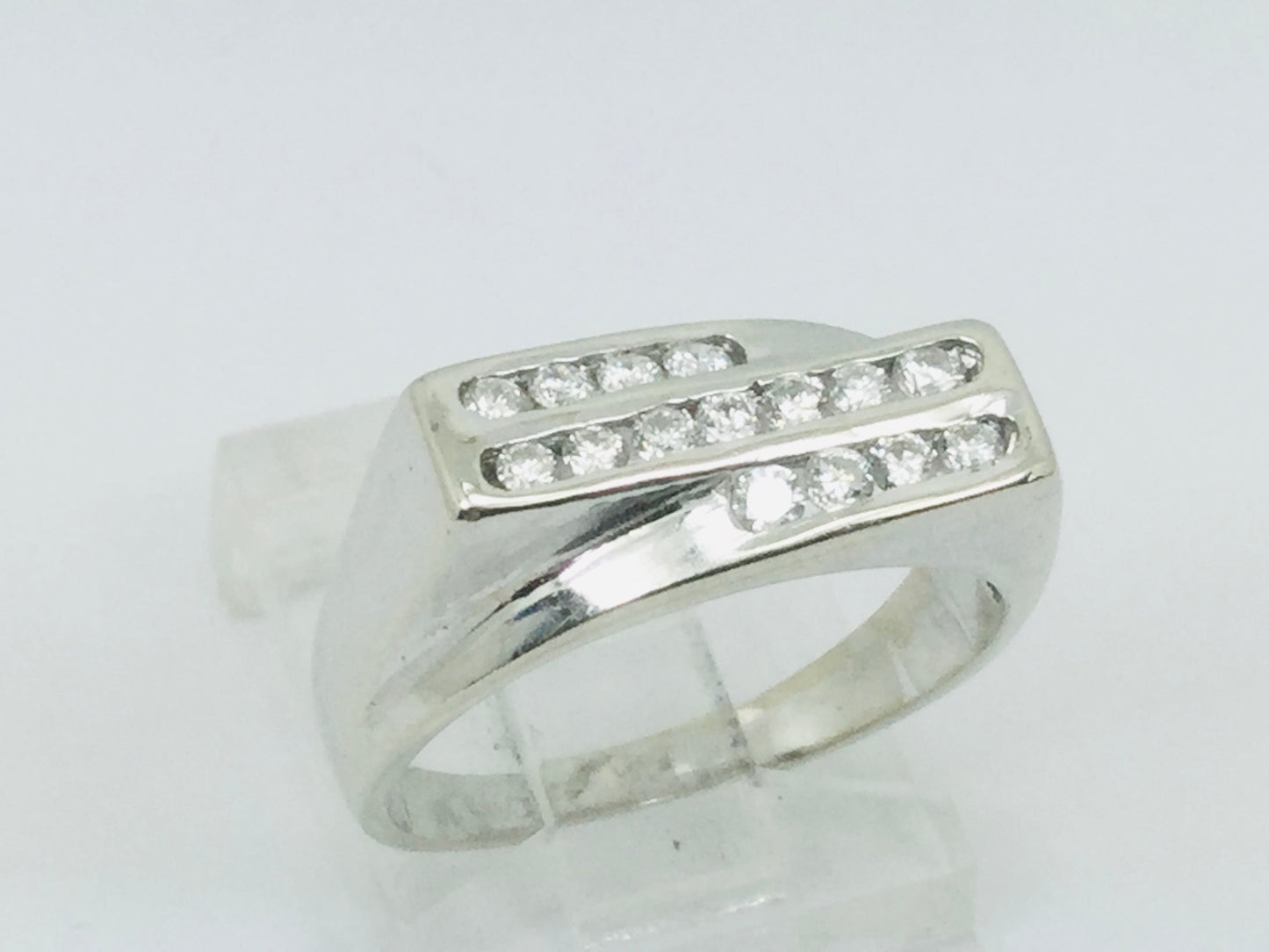 18k White Gold Round Cut 30pt Diamond Channel Set Ring