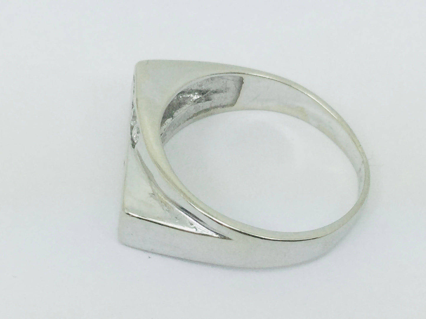 18k White Gold Round Cut 30pt Diamond Channel Set Ring