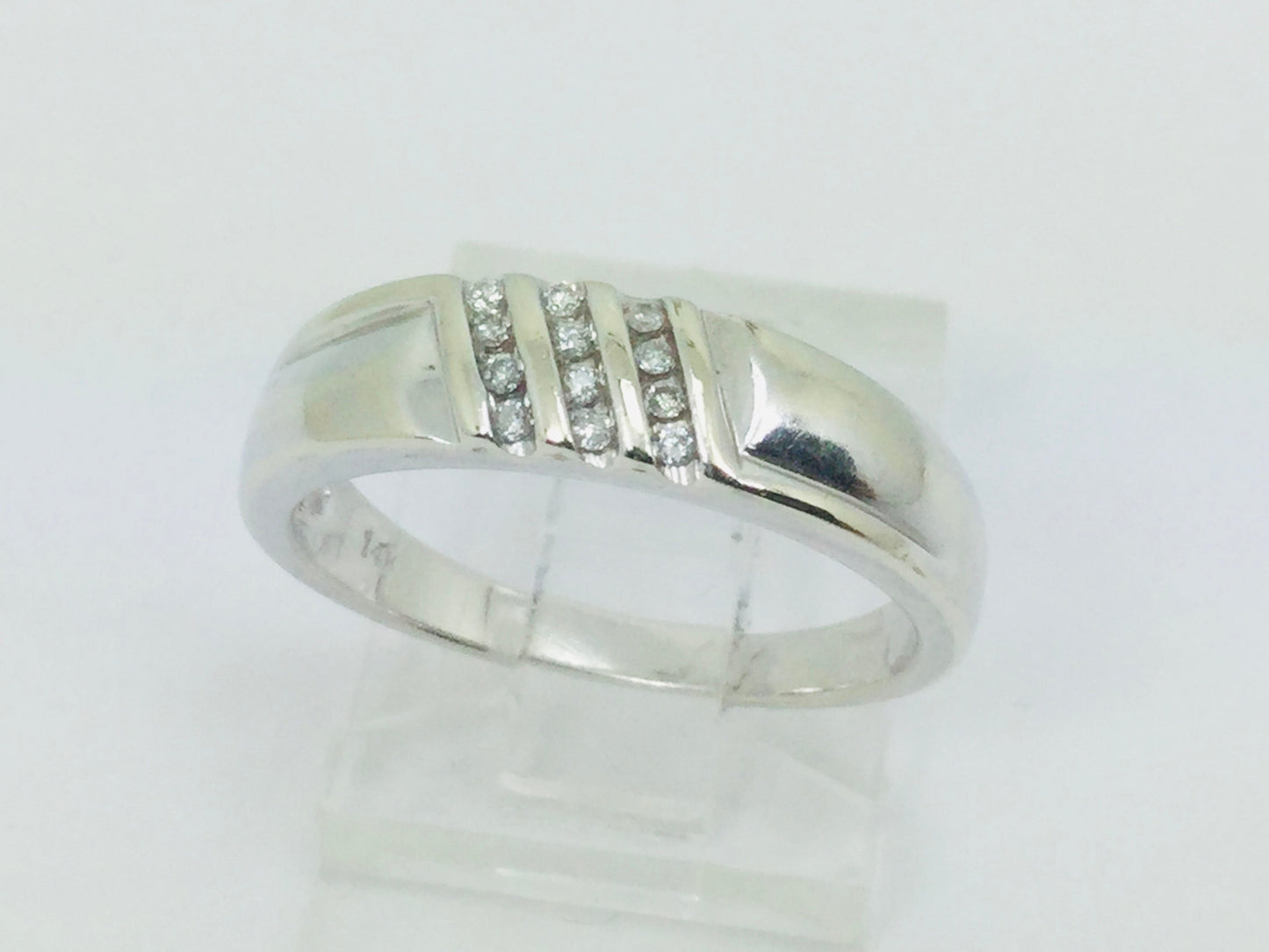 14k White Gold Round Cut 0.6ct Diamond Row Set Ring