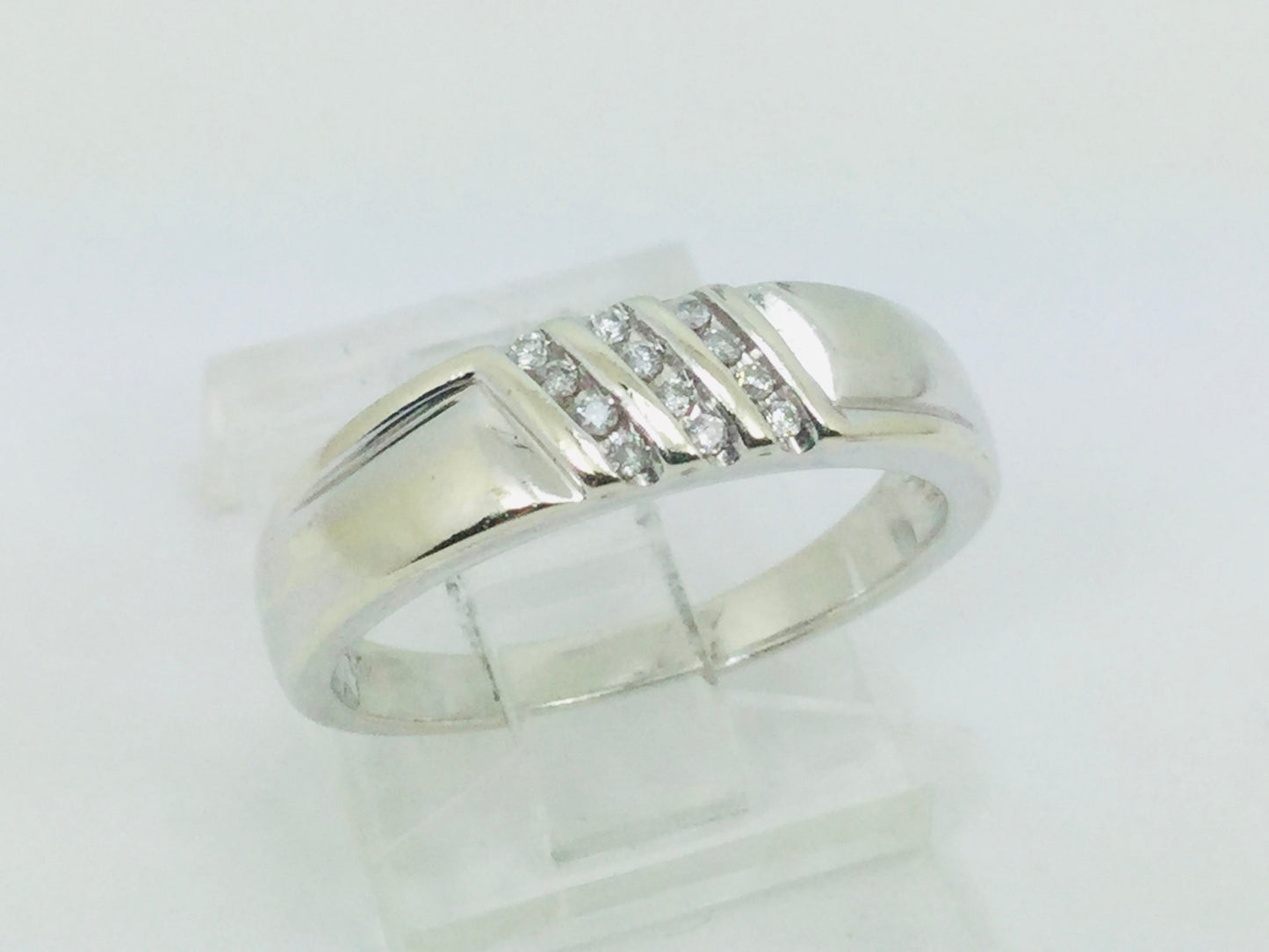 14k White Gold Round Cut 0.6ct Diamond Row Set Ring