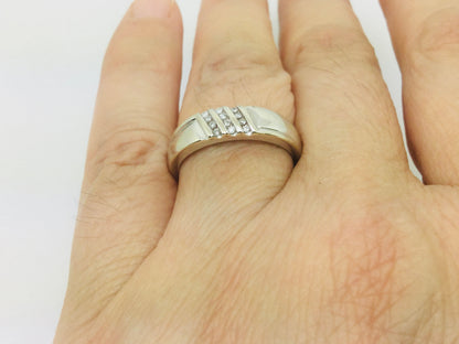 14k White Gold Round Cut 0.6ct Diamond Row Set Ring