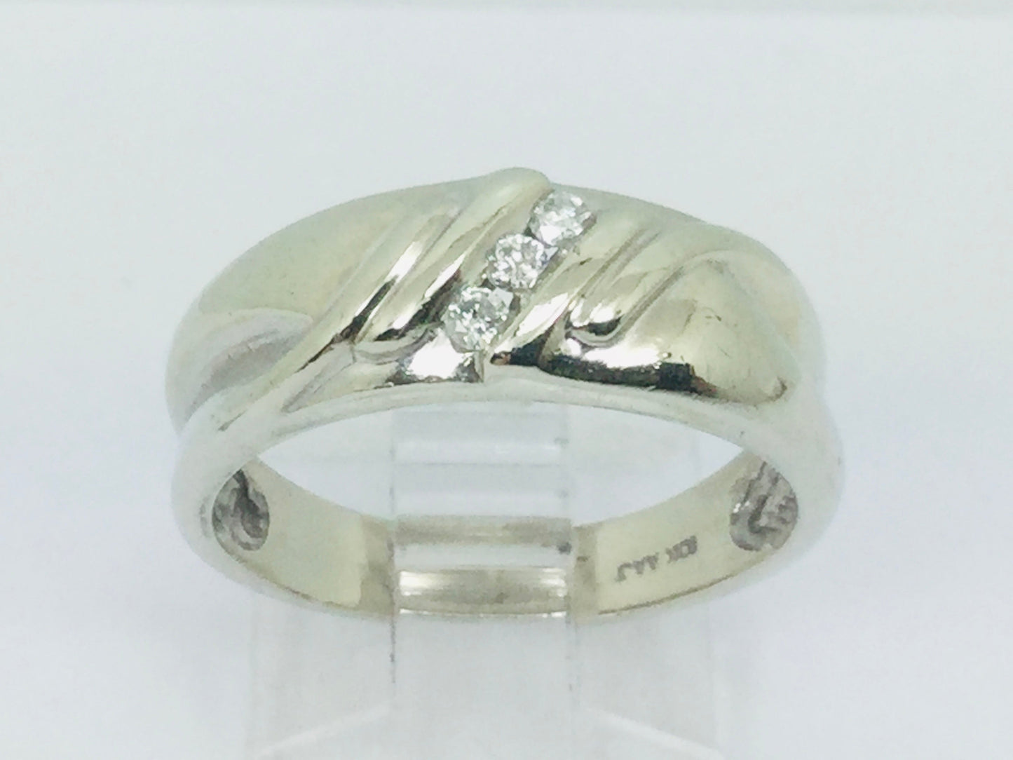 10k White Gold Round Cut 7.5pt Diamond Channel Set Ring