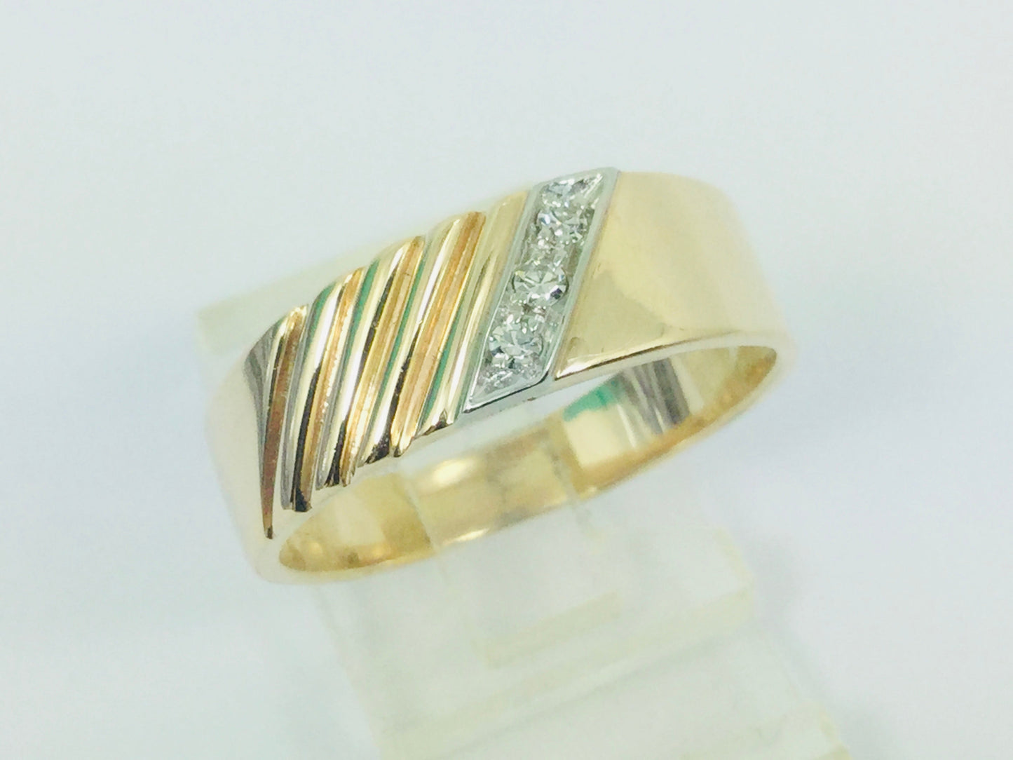14k Yellow & White Gold Round Cut 0.09ct Diamond Row Set Ring