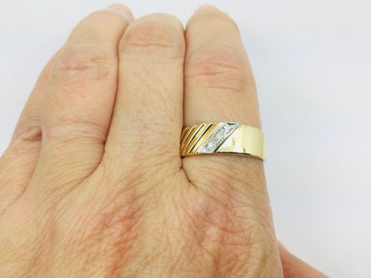 14k Yellow & White Gold Round Cut 0.09ct Diamond Row Set Ring
