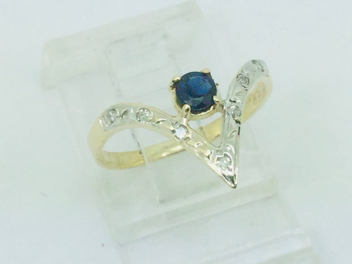 10k Yellow Gold Round Cut 20pt Sapphire September Birthstone & 4pt Diamond Chevron Ring