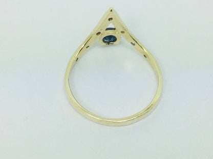 10k Yellow Gold Round Cut 20pt Sapphire September Birthstone & 4pt Diamond Chevron Ring