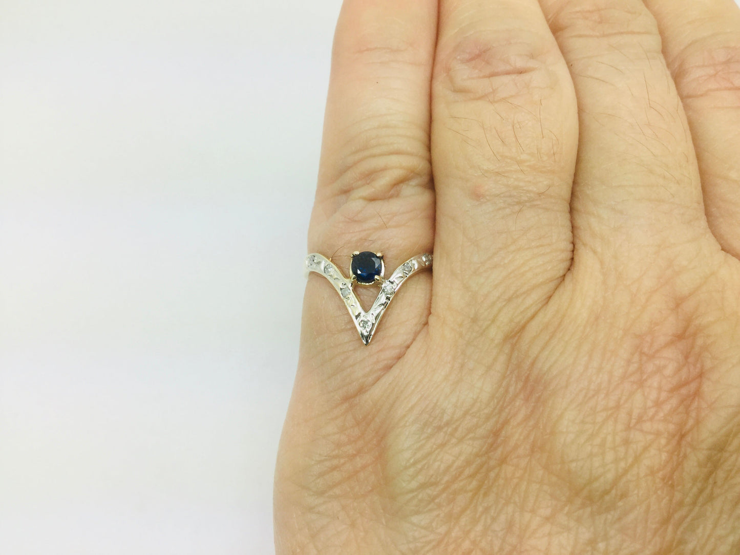 10k Yellow Gold Round Cut 20pt Sapphire September Birthstone & 4pt Diamond Chevron Ring