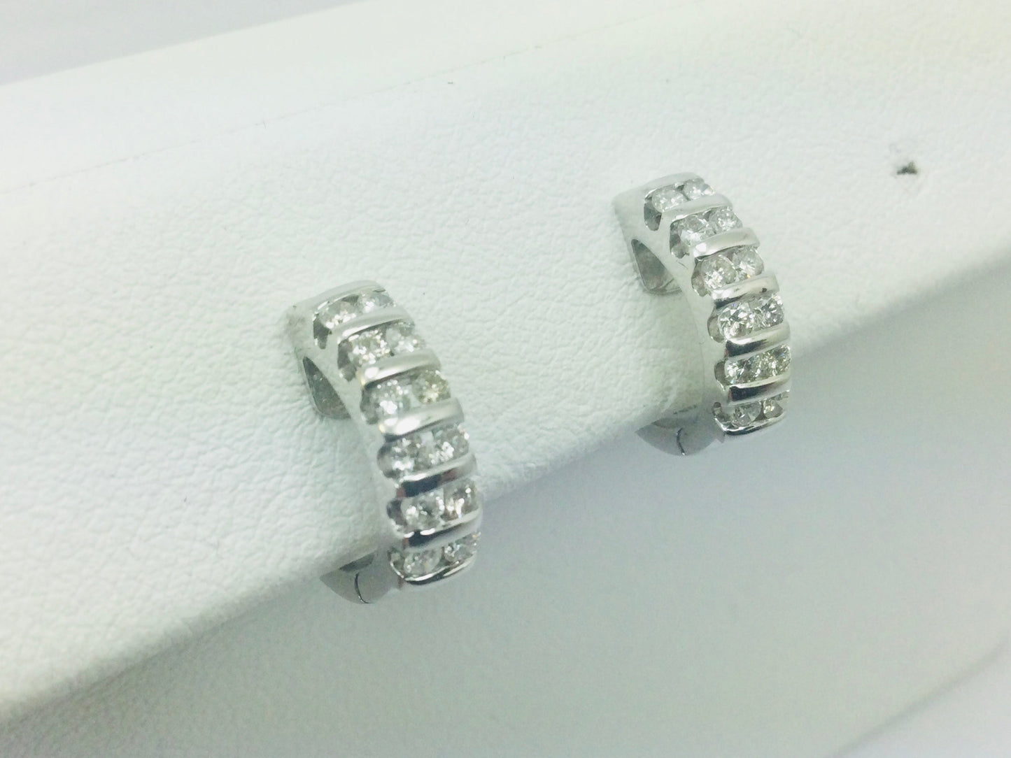 18k White Gold Round Cut 72pt Diamond Row Set Earrings