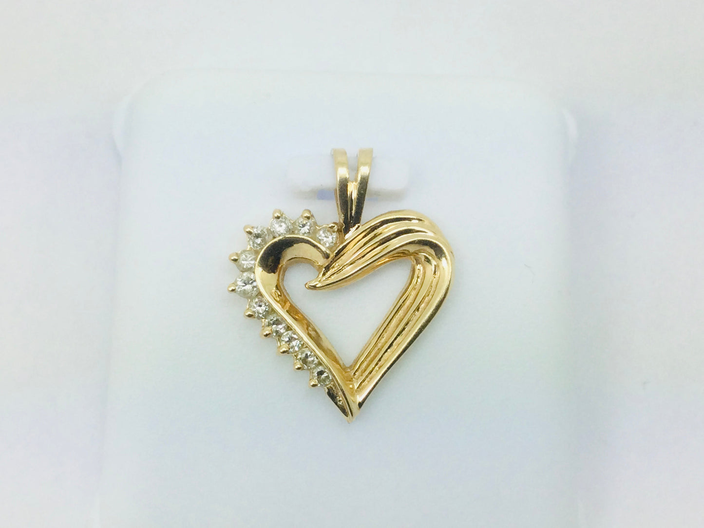 14k Yellow Gold Round Cut 17pt Diamond Heart Pendent