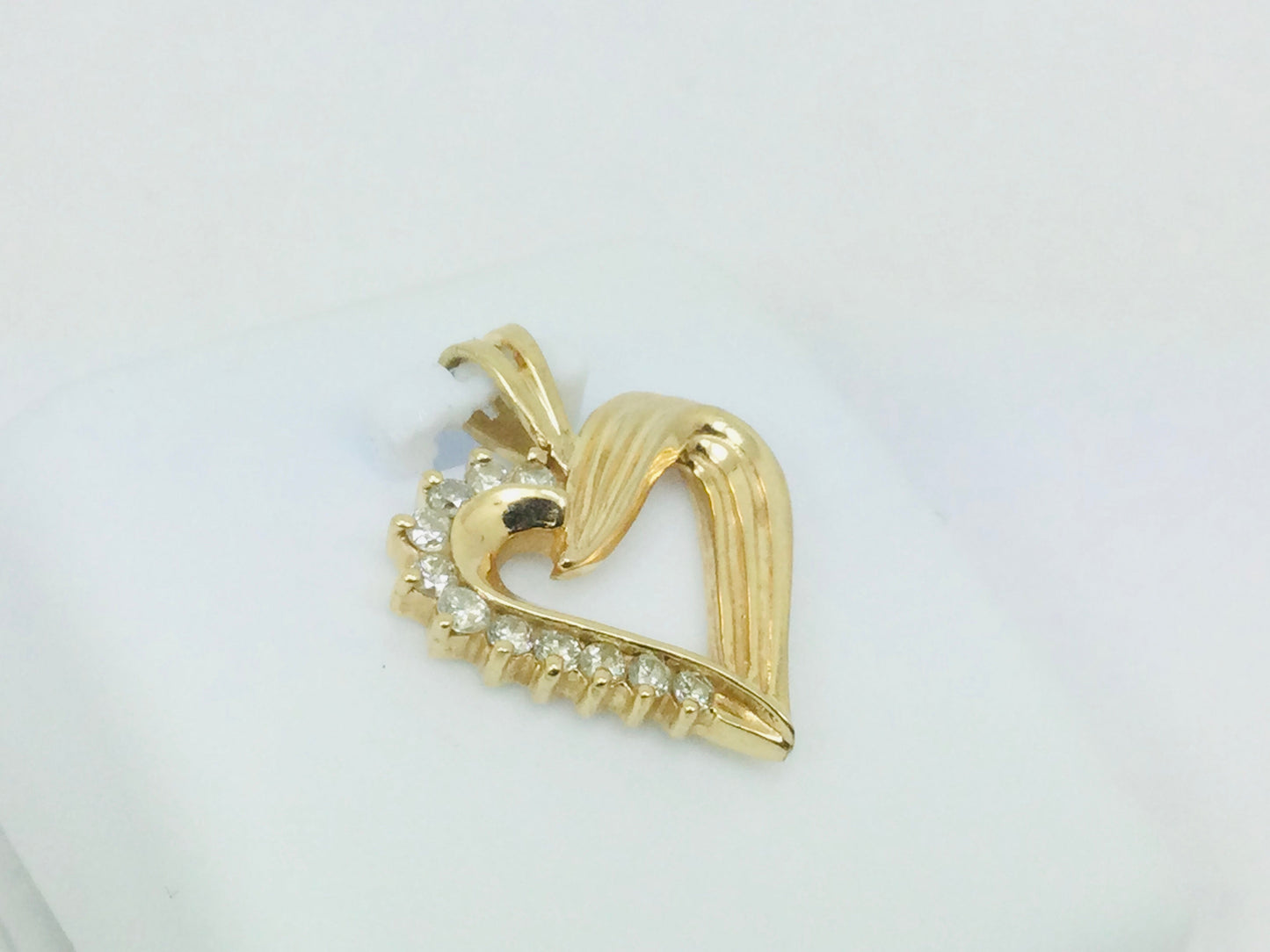 14k Yellow Gold Round Cut 17pt Diamond Heart Pendent