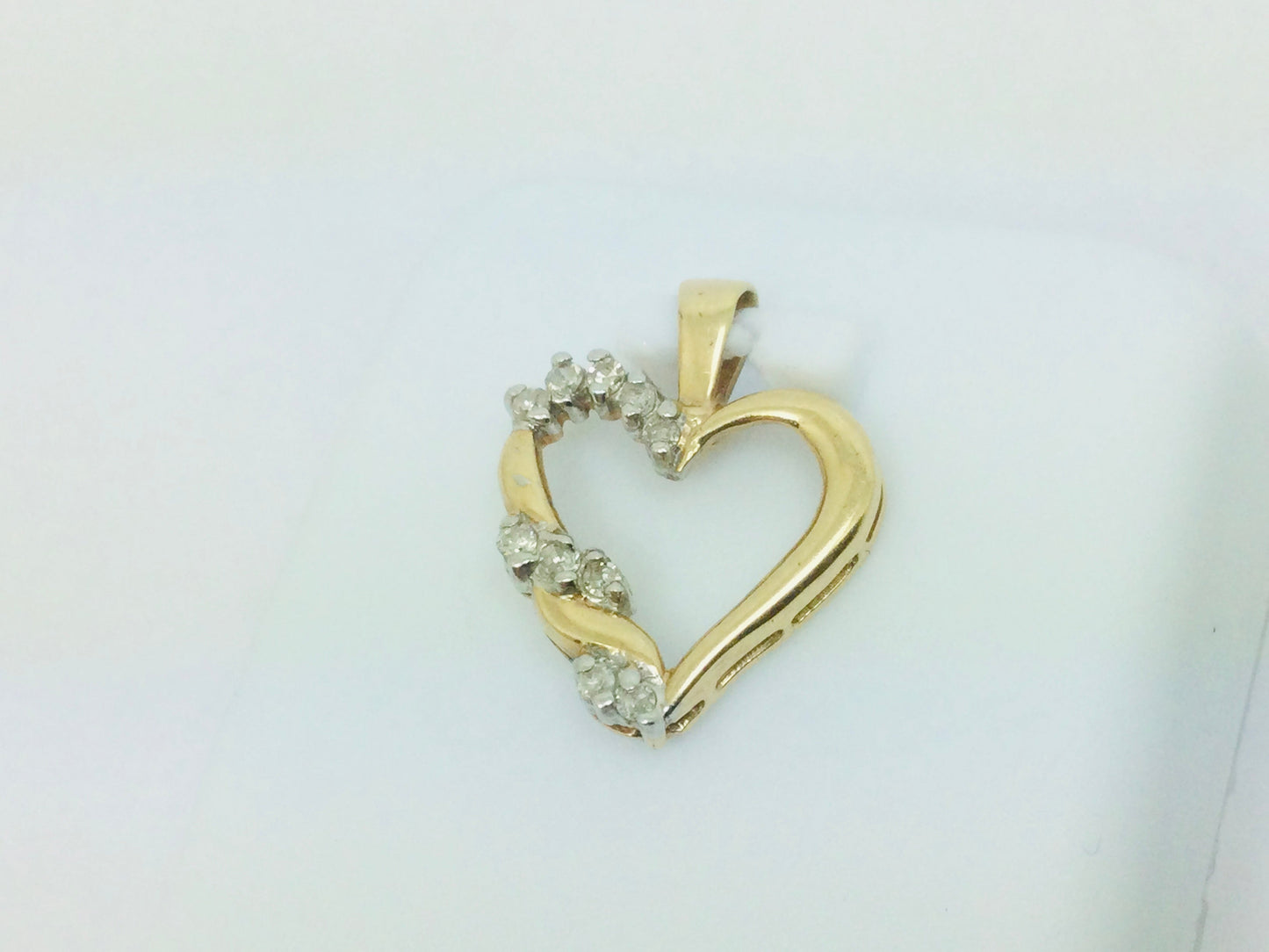 10k Yellow Gold Round Cut 10pt Diamond Heart Pendent