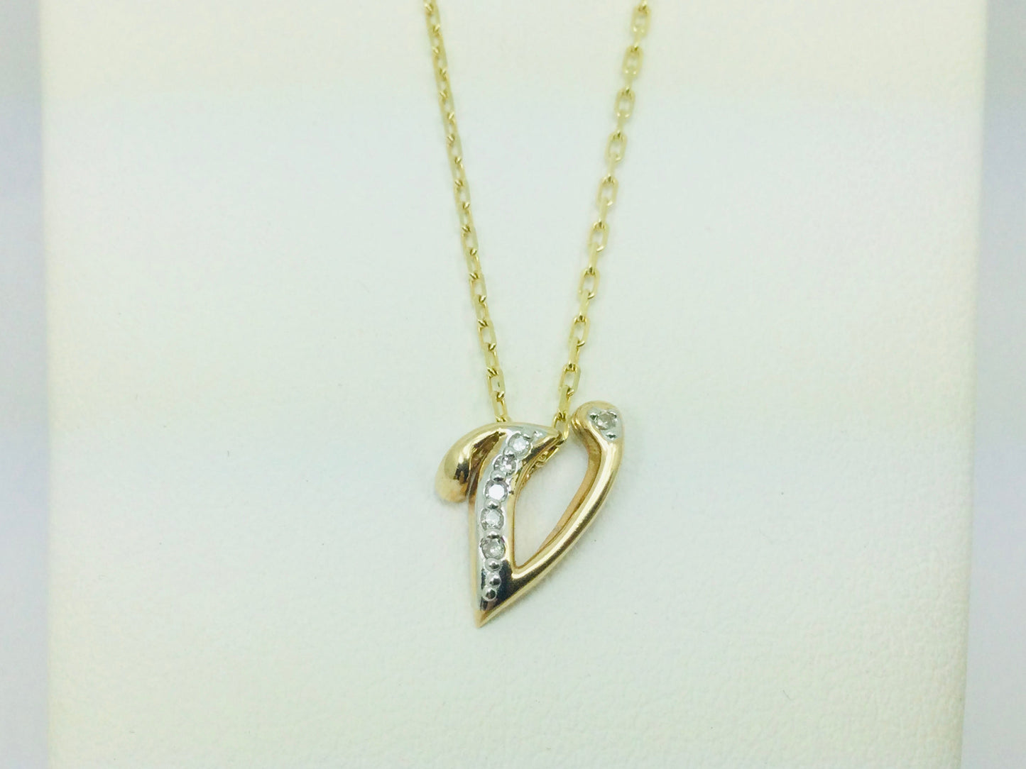 10k Yellow Gold Round Cut 6pt Diamond Initial 'V' Pendent