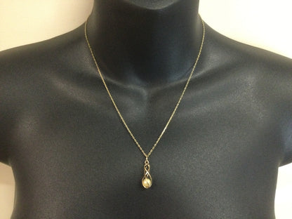 10k Yellow Gold Pearl Twisted Pendent