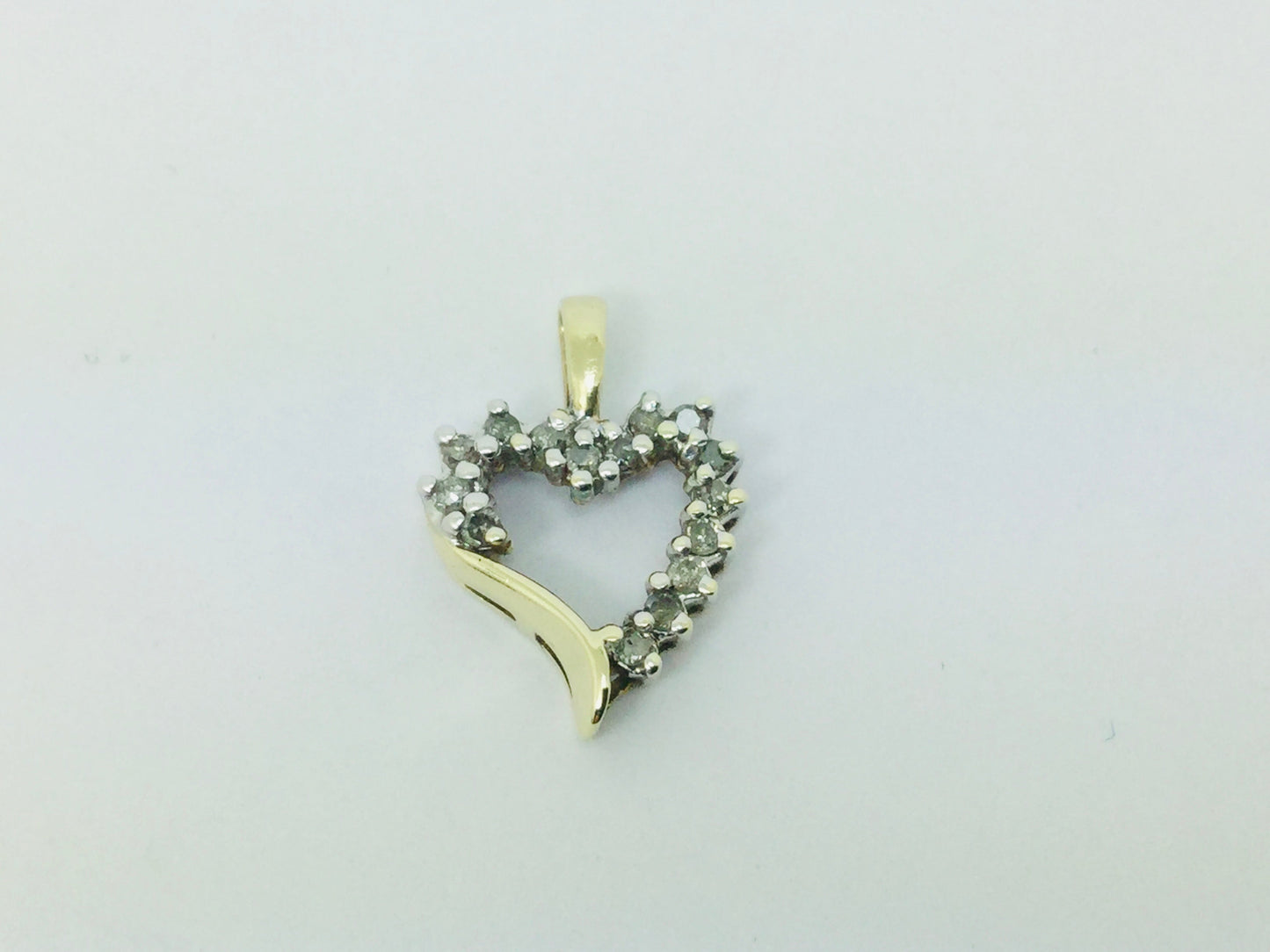 10k Yellow Gold Round Cut 15pt Diamond Heart Pendent