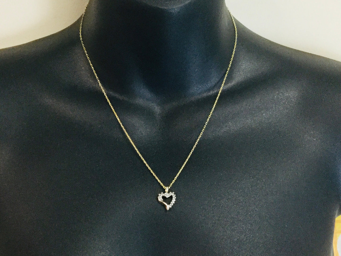 10k Yellow Gold Round Cut 15pt Diamond Heart Pendent