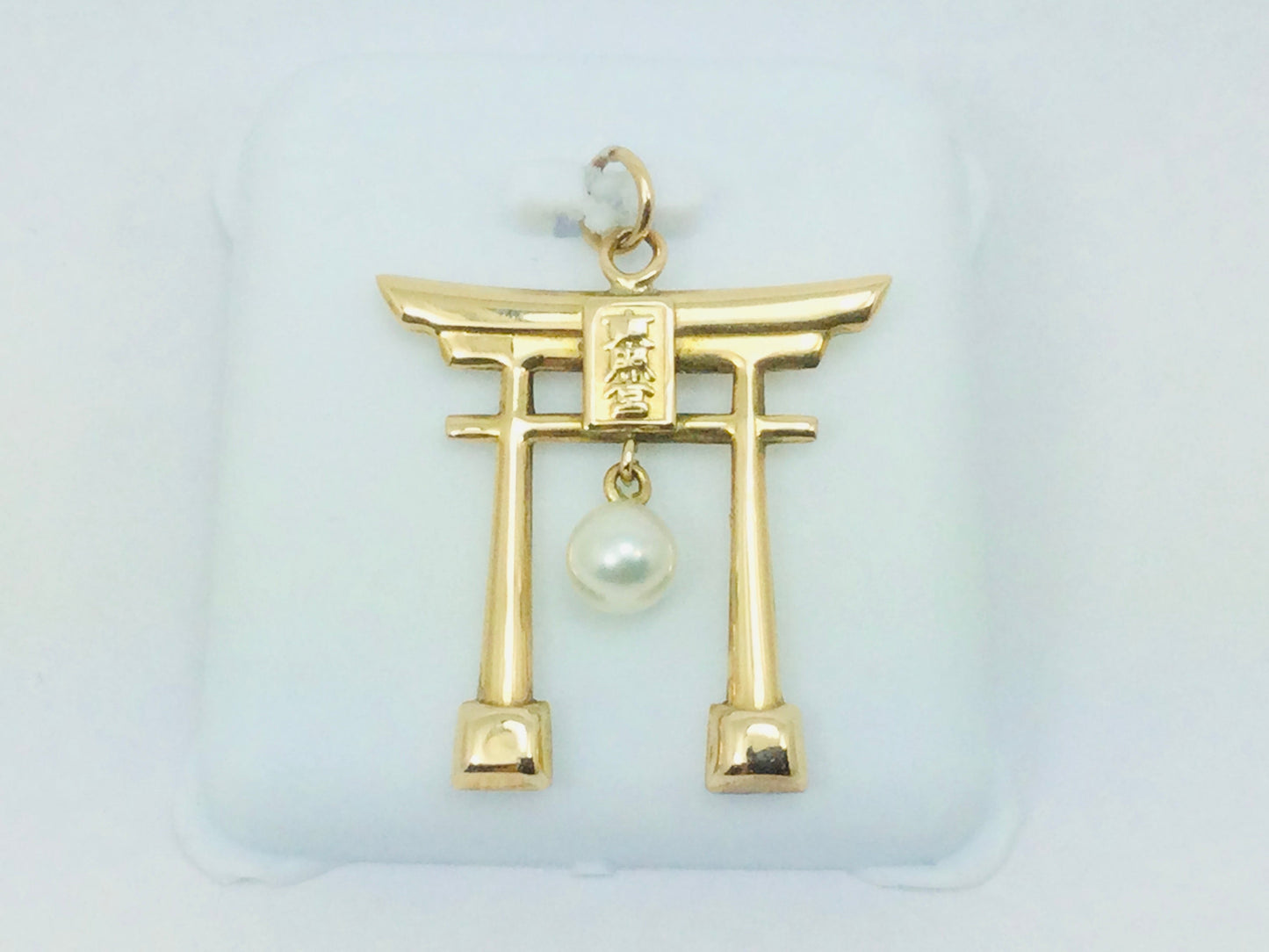 14k Yellow Gold Pearl Temple Pendent