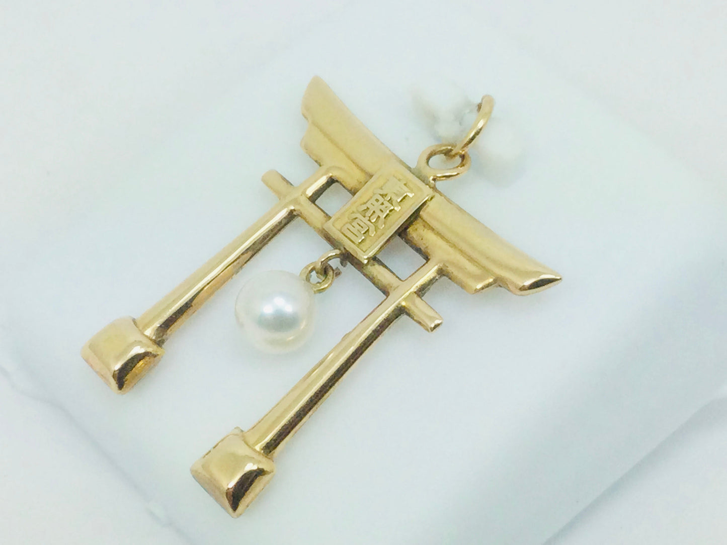 14k Yellow Gold Pearl Temple Pendent