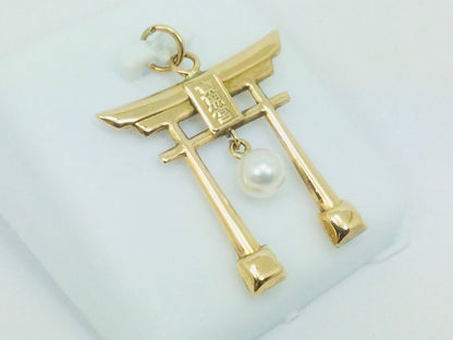 14k Yellow Gold Pearl Temple Pendent