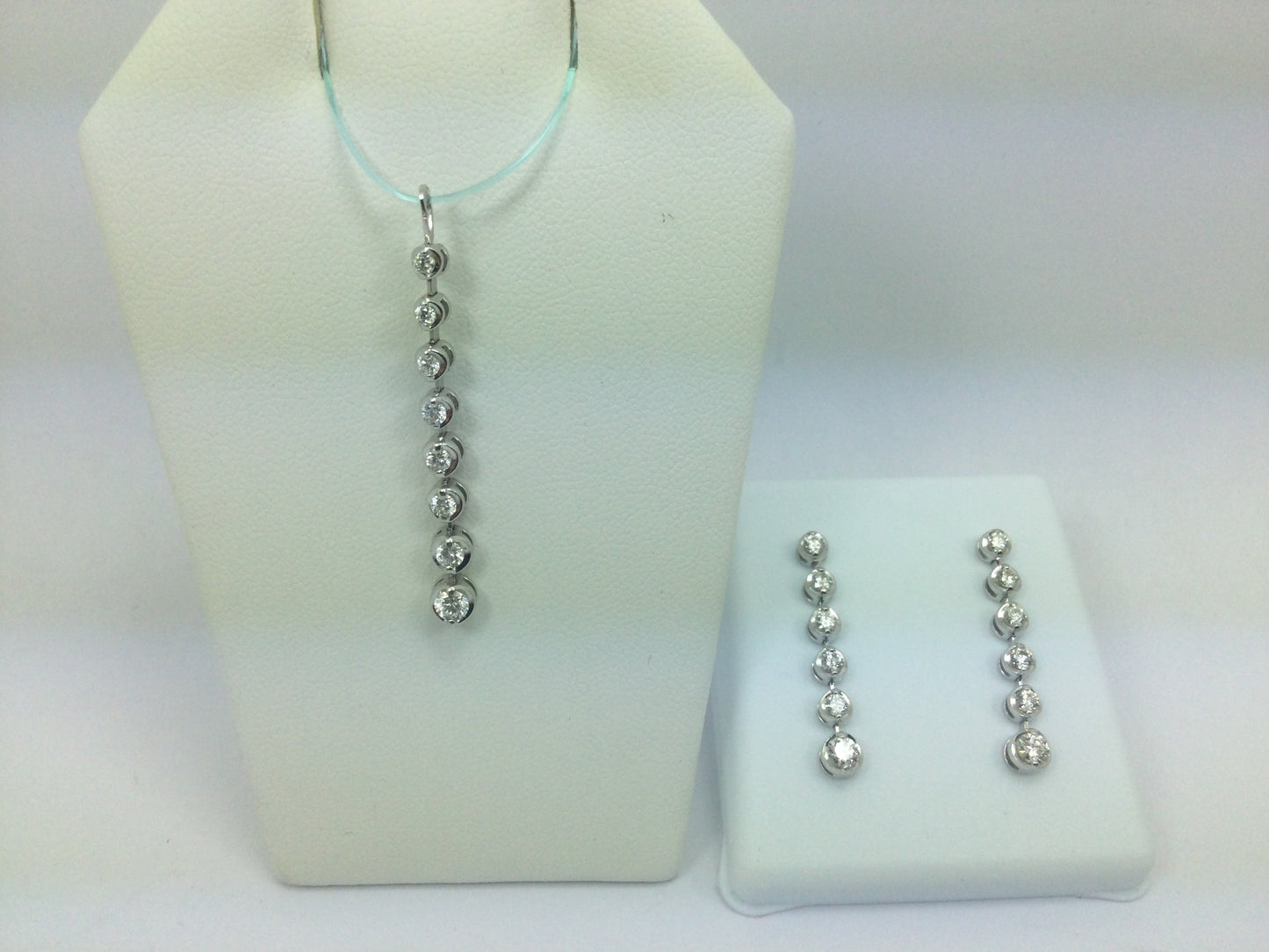 18k White Gold Round Cut 1.23ct Diamond Pendent and Dangle Earring Set