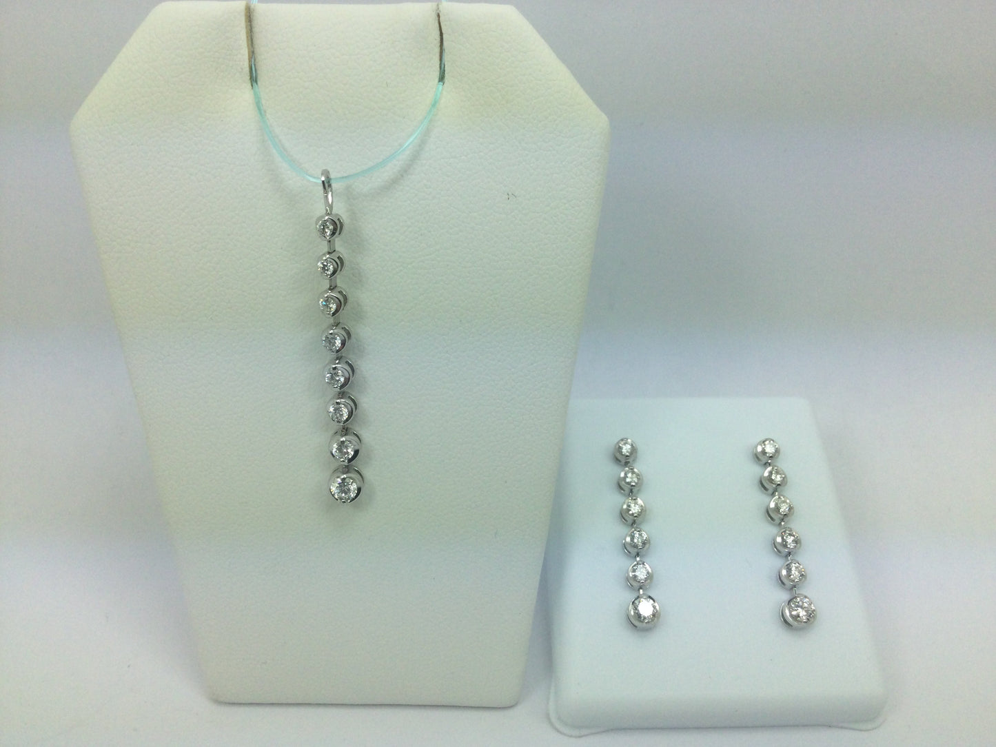 18k White Gold Round Cut 1.23ct Diamond Pendent and Dangle Earring Set