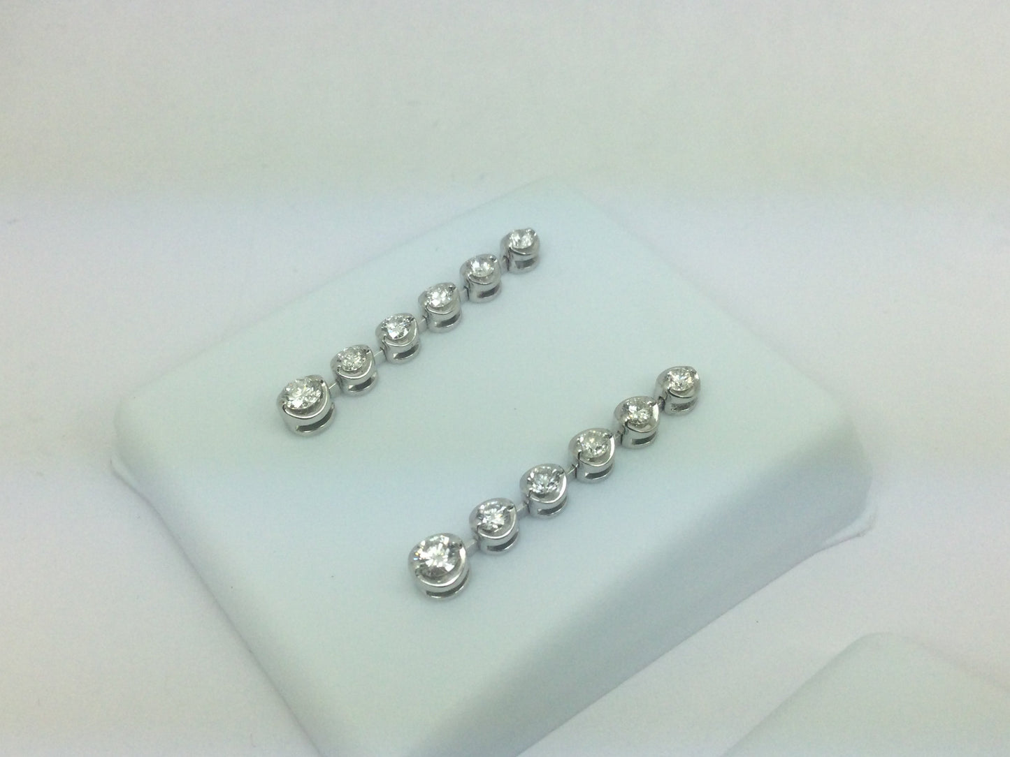 18k White Gold Round Cut 1.23ct Diamond Pendent and Dangle Earring Set