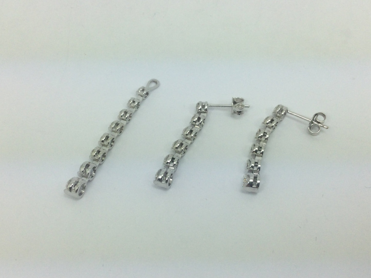 18k White Gold Round Cut 1.23ct Diamond Pendent and Dangle Earring Set