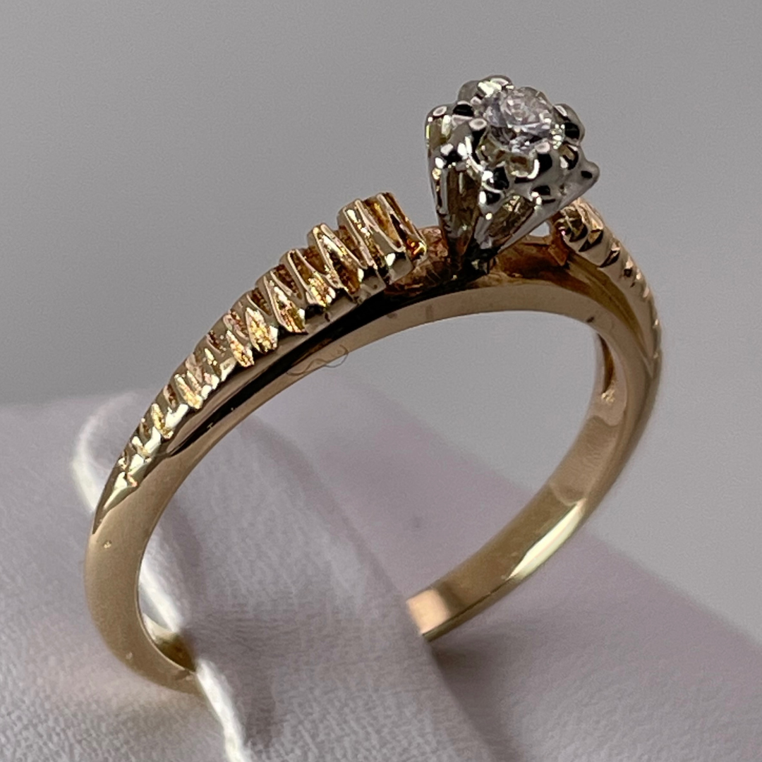 14k Yellow Gold Round Cut 0.06ct Diamond Illusion Set Ring